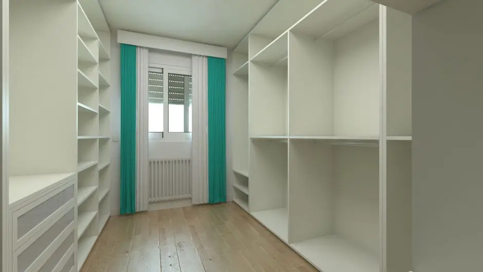 Rak pakaian kasual dengan warna netral di kamar berpencahayaan alami
