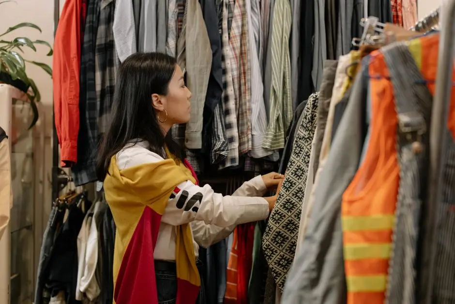 Suasana bazar thrift di pinggir kota Pemkocilegon dengan anak muda memilih baju bekas